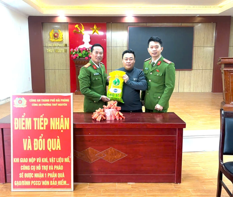 Chỉ huy Công an phường Thuỷ Nguyên trực tiếp vận động Nhân dân giao nộp vũ khí, vật liệu nổ, công cụ hỗ trợ và pháo